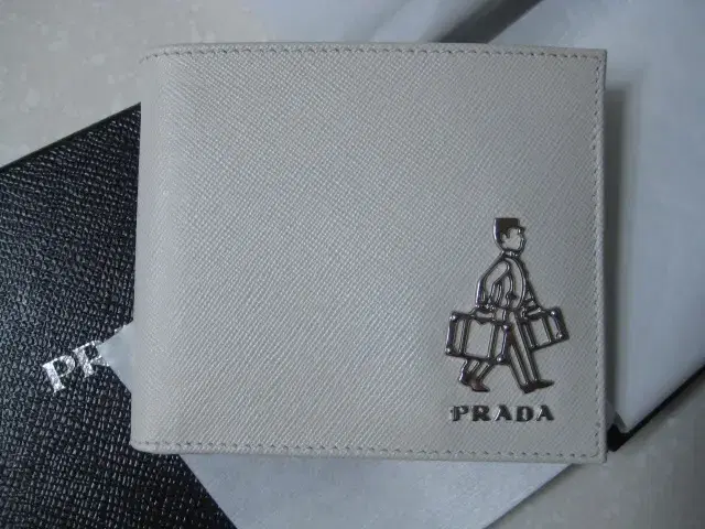 프라다 PRADA / 벨보이 로고 양각 사피아노 반지갑